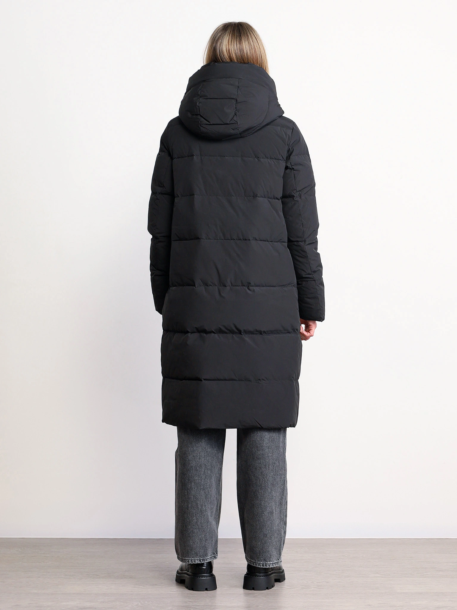 Пуховик черного цвета с двойным капюшоном